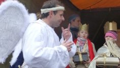 Gaukler Balthasar als Engel mit Kindern