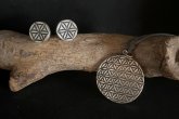 Silver Clay - Workshop Anhänger und Ohrringe aus Silver Clay auf Baumstamm präsentiert