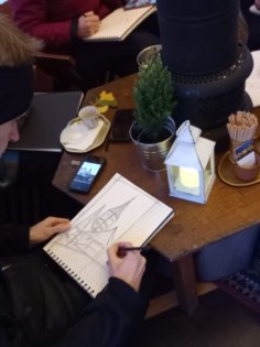 Hände beim Skizzen zeichnen