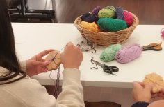 Textiles Arbeiten beim Workshop Tausend bunte Bänder