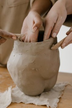 Töpfern eines Gefäßes im Handaufbau