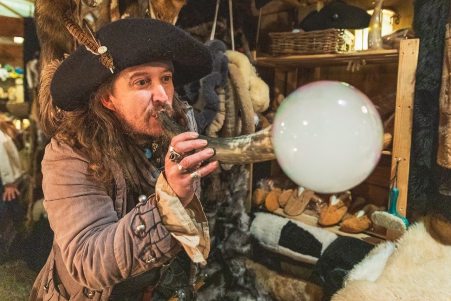 Fellhändler Fellhändler mit rauchgefüllter Seifenblase