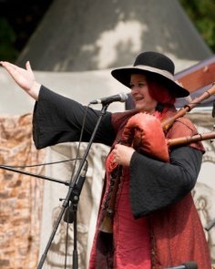 Musikerin "die rote Füchsin" mit Instrument