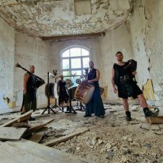 Musiker der Gruppe Feuerdorn in verfallenem Haus