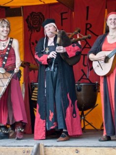 Die drei Musikerinnen von Filia Irata auf der Bühne