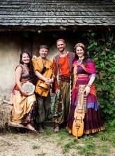 Oro Bandmitglieder Oro, 2 Frauen und 2 Männer mit Musikinstrumenten