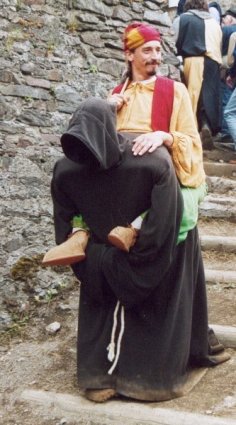 Pill sitzt huckepack auf einem Mönch