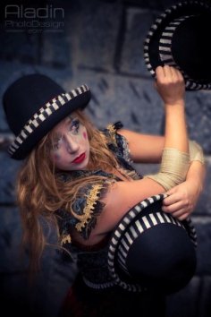 Vanessa Lee beim Spiel mit Hüten