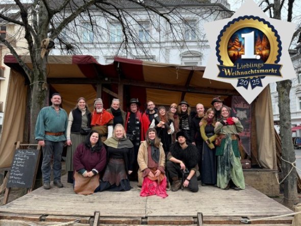 Bühne frei - Lieblingsweihnachtsmarkt 2025 Händler und Künstler auf der Bühne mit der Auszeichnung Lieblingsweihnachtsmarkt des Jahres 2025