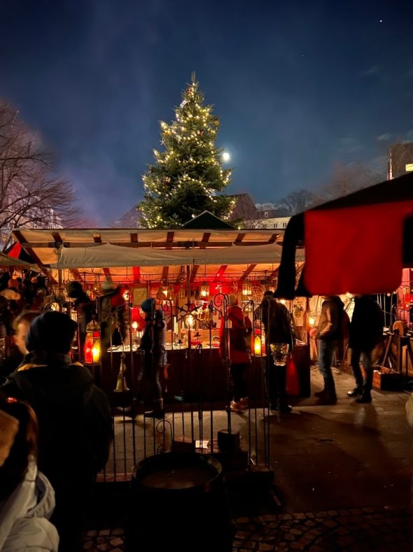 Weihnachtsbaum Stand des Schmiedes vor dem Weihnachtsbaum