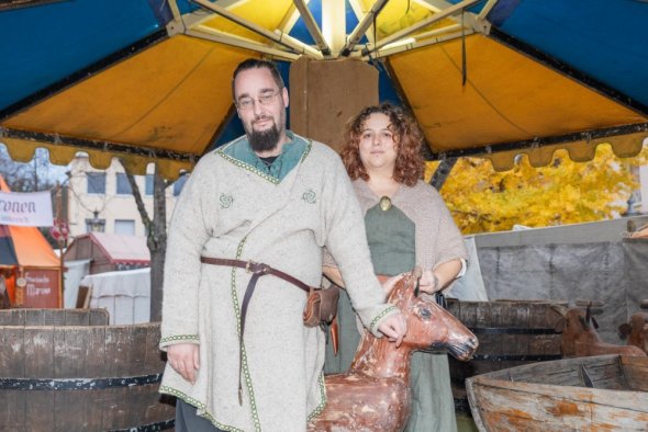 Der Karussellmeister vor dem Karussell