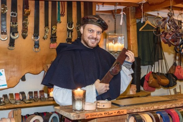 Der Riemenschneider präsentiert einen Gürtel