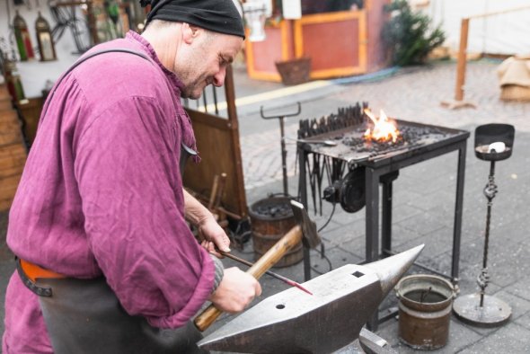 Der Schmied am Amboss