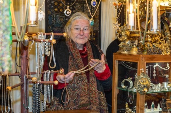 Die indische Händlerin mit Schmuck