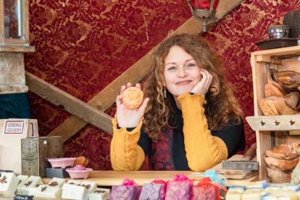 Die Seiferin an ihrem Stand