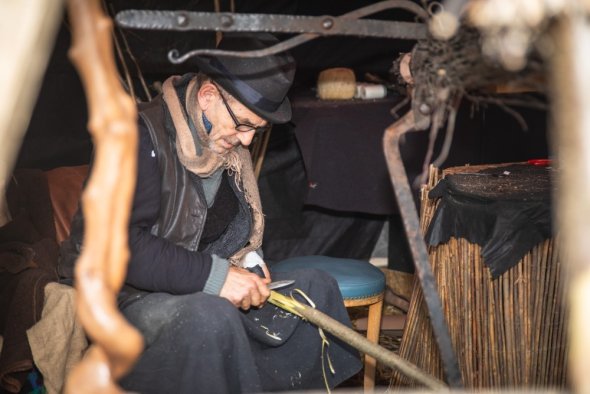 Der Besenbinder bei der Arbeit