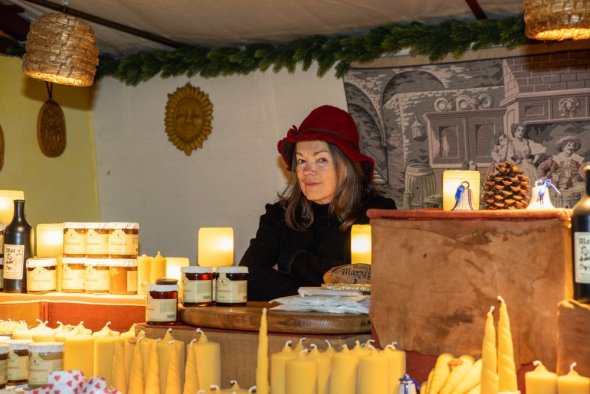 Die Händlerin von Honig und Met am Stand