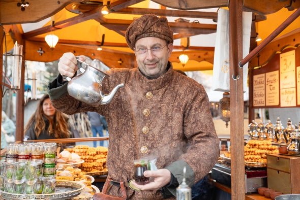 Der Moccamaker gießt den Mokka ein