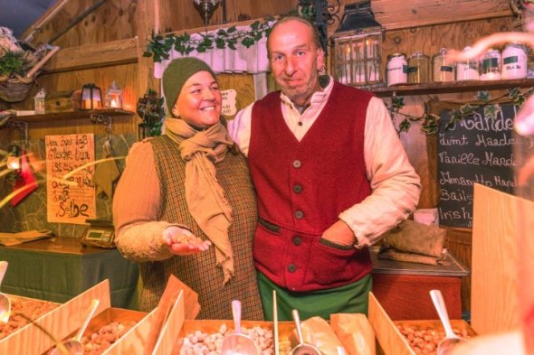 Nancy und Dominik im Stand Mandelbrennerey