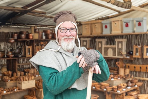 Der Schreiner vor seinem Stand