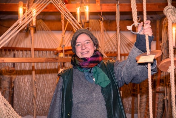 Die Seilerin vor der Hängematte