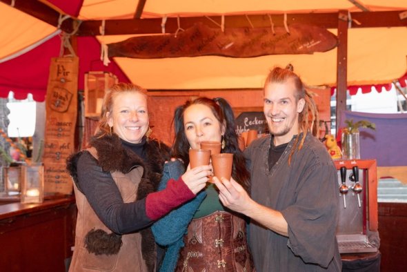 Tavernen-Mitarbeiter mit Glühwein