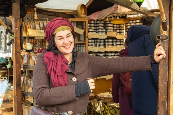 Die Gewürzhändlerin an ihrem Stand