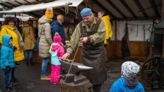 Der Schmied am Amboss