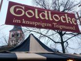 Goldlocke Ansicht des Standes mit Schild Goldlocke