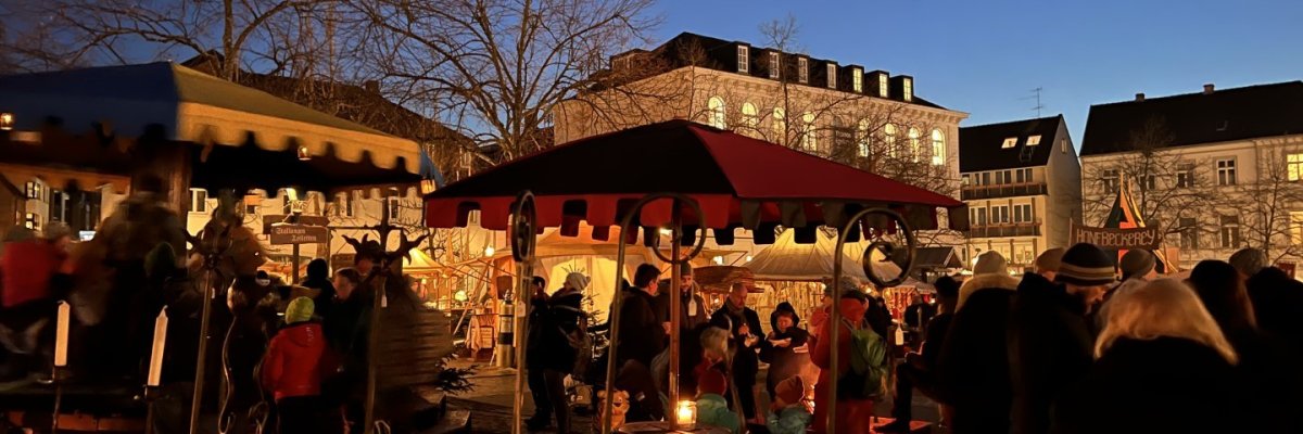 Blick über den Markt mit Kerzenschein